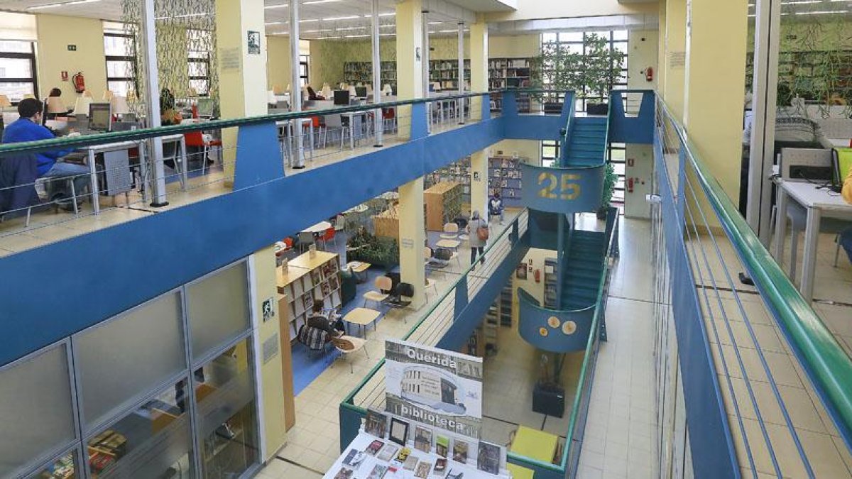Varias personas estudian en el interior d e la Biblioteca Gonzalo de Berceo.-RAÚL G. OCHOA