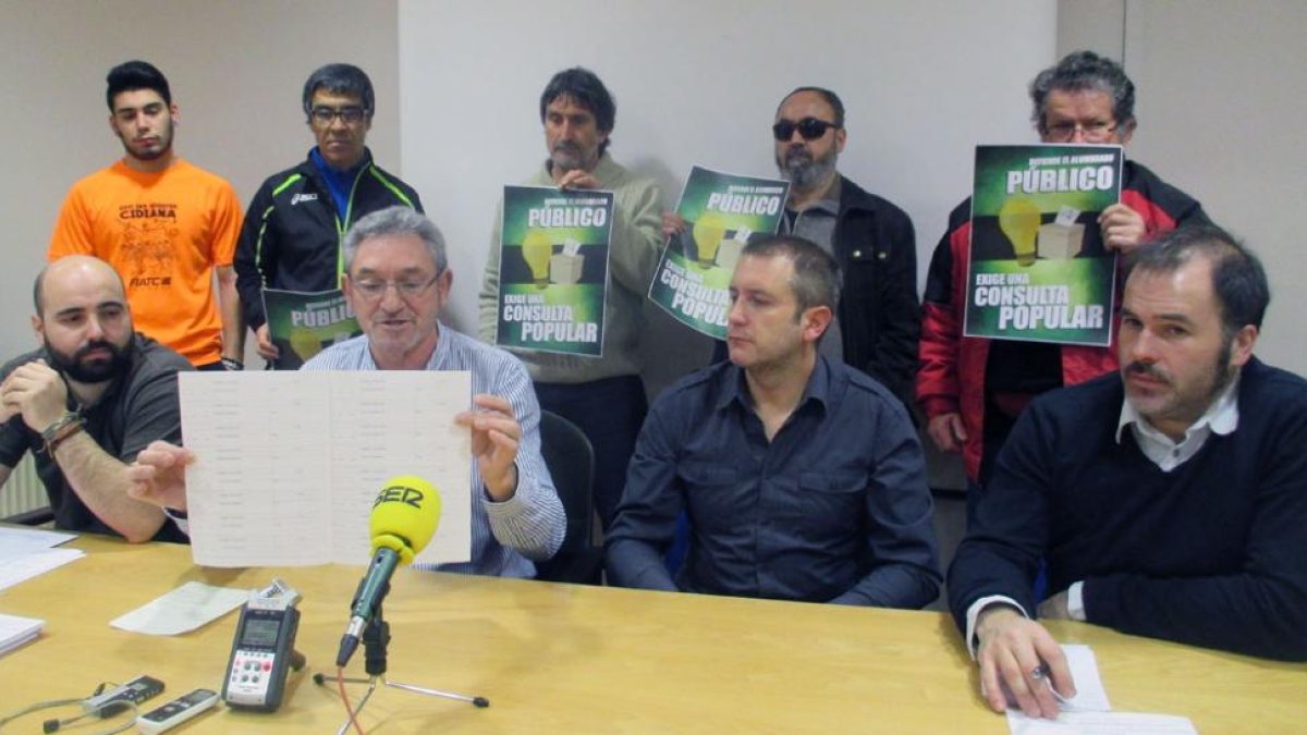 Miembros de la Plataforma muestran el documento oficial con el que recogerán las firmas.-E. M.