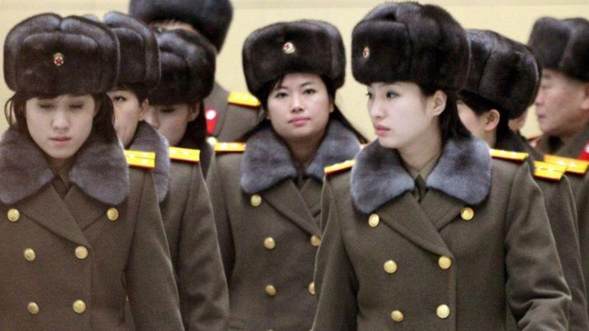 El grupo musical norcoreano Moranbong a su llegada al aeropuerto de Pekín en el 2015.-KYODO