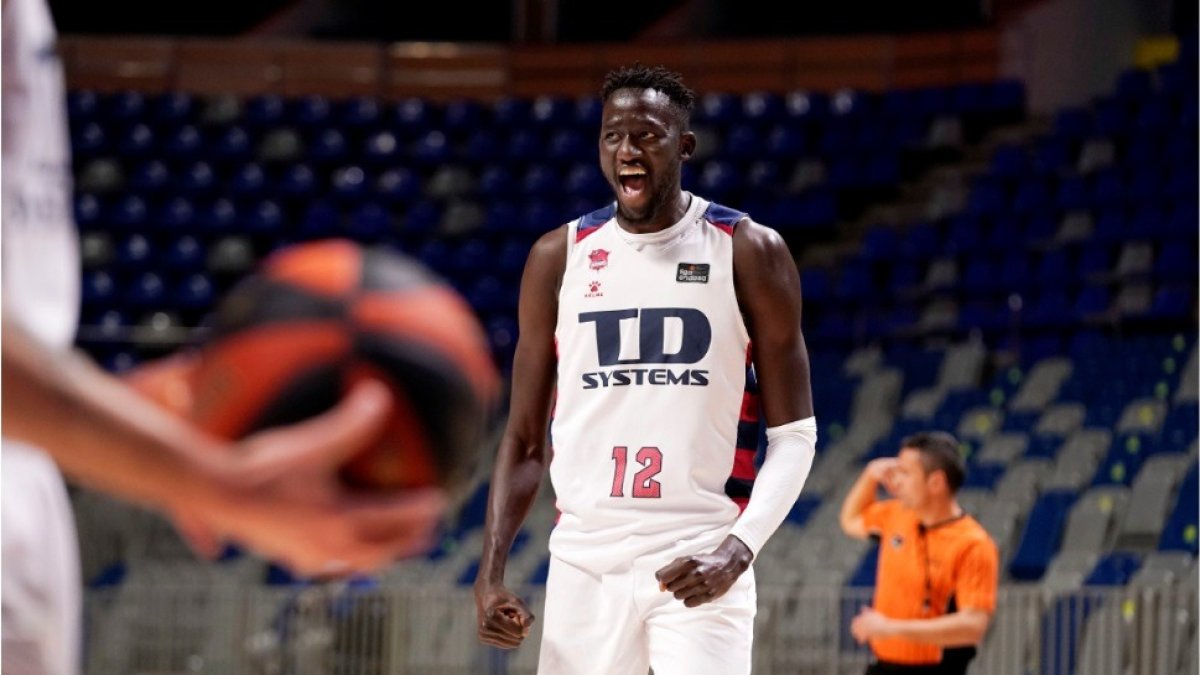 El baskonista Diop celebra una canasta en la victoria de su equipo en Málaga. M. POZO / ACB PHOTO