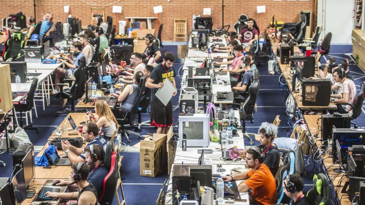 El polideportivo de la Universidad de Burgos alberga este fin de semana a los participantes de la UbuParty.-ISRAEL L. MURILLO
