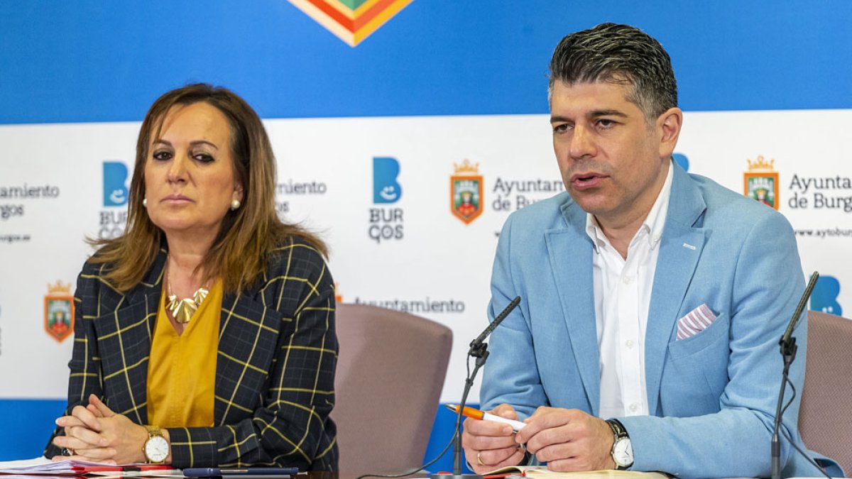 Los concejales de Ciudadanos Rosario Pérez Pardo y Vicente Marañón, ayer, en la rueda de prensa. SANTI OTERO