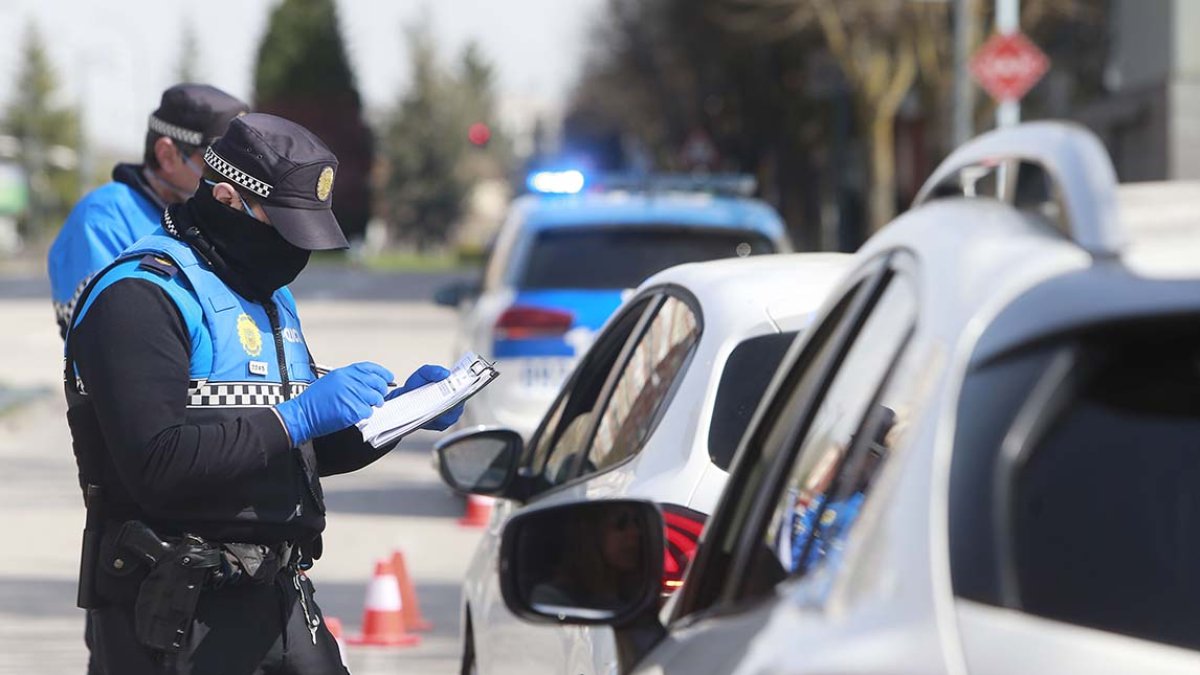 Dos agentes durante un control de vehículos. ISRAEL L. MURILLO