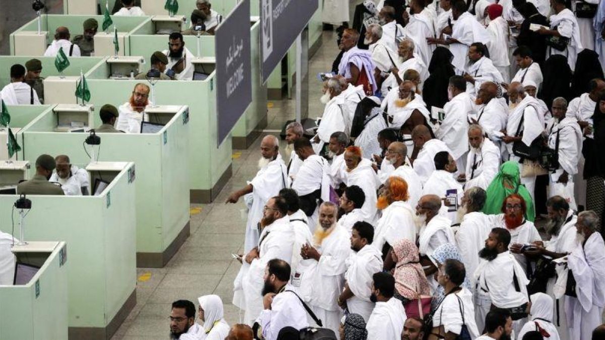 Peregrinos hacen cola en el control de pasaportes tras llegar al aeropuerto de Yeda, en Arabia Saudí.-EFE / MAST IRHAM