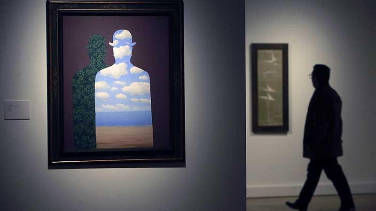 ‘La Belle Société’, de Magritte, es una de las piezas destacadas de la propuesta expositiva. Al fondo, ‘Pájaros’, de Óscar Domínguez-Raúl Ochoa
