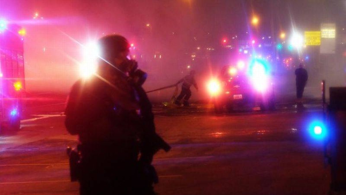 La policía trata de contener los saqueos en las tiendas de Ferguson, en Misuri.-Foto: JEWEL SAMAD / AFP