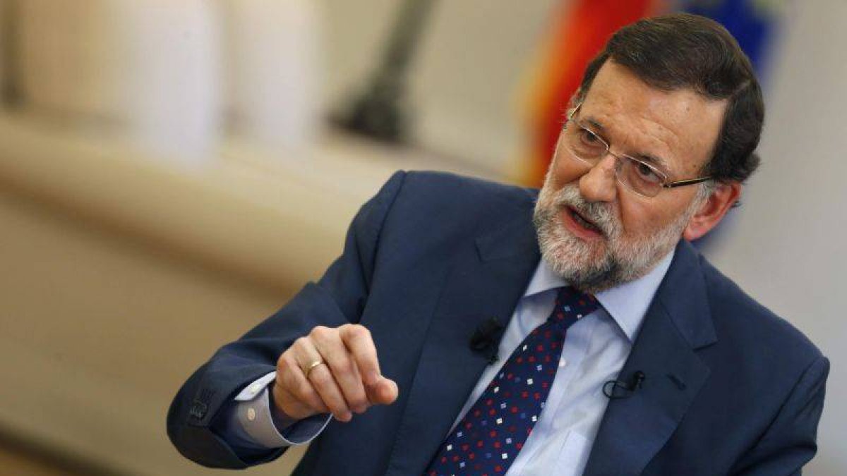 El presidente del Gobierno, Mariano Rajoy, en una entrevista sobre la situación económica, este domingo, en Madrid.-Foto: JAVIER LIZÓN / EFE
