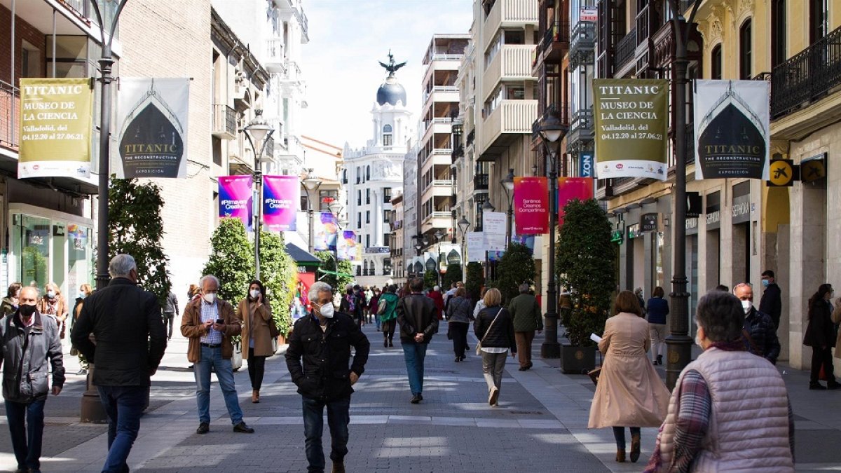 <p> Gente camina por la calle Santiago de Valladolid. - EUROPA PRESS </p>