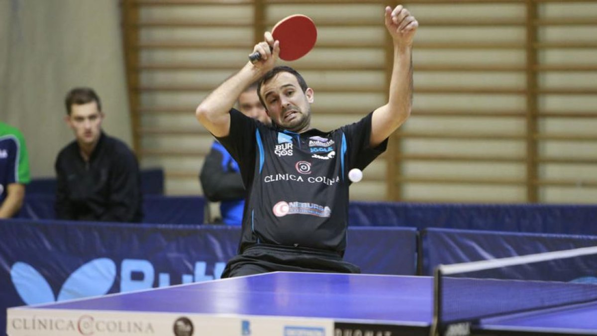 Denis Conic devuelve una pelota durante un partido.-RAÚL OCHOA
