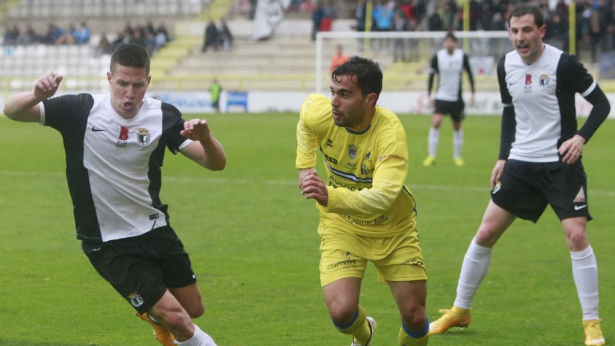 Los puntos se quedaron en la capital.El Burgos fue superior a una Arandina imprecisa y demasiado plana. El equipo de la capital de la Ribera se diluyó en 10 minutos.Comenzó a un buen nivel, pero posteriormente se vio superado por los blanquinegros, más-José Fran y Carlos luchan por el esférico durante el partido de ayer.