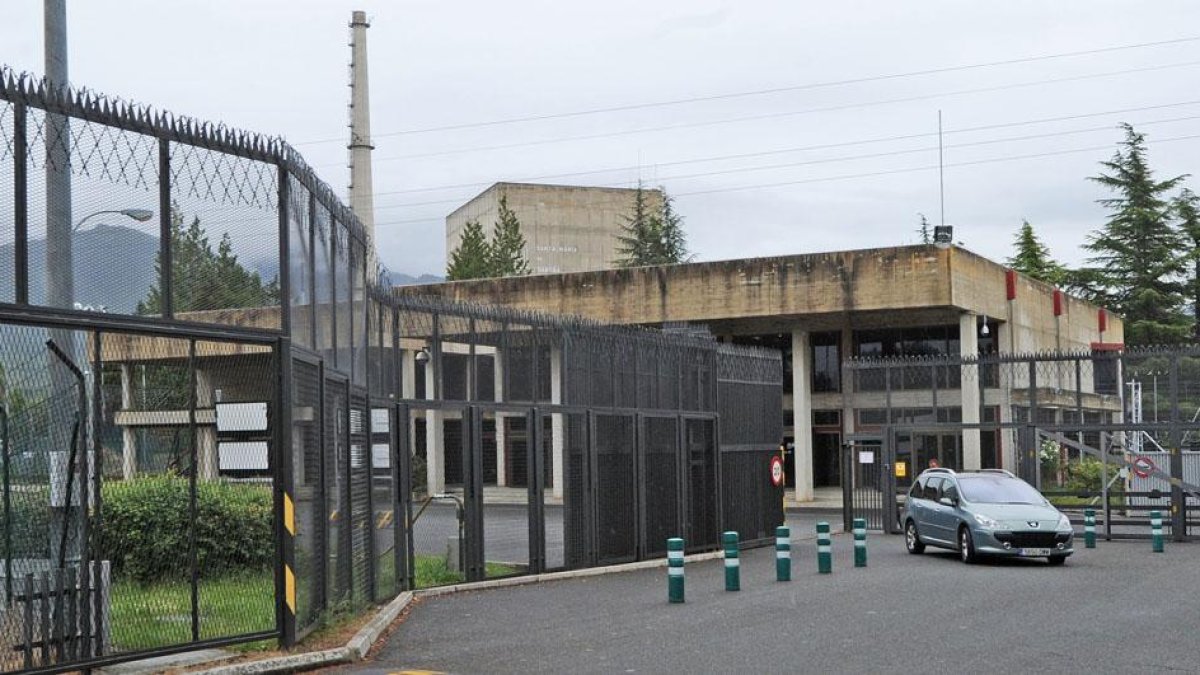 A pesar de que la central está parada desde 2012, cerca de 120 trabajadores se ocupan de diferentes labores de mantenimiento y vigilancia de la seguridad.-I. L. M.