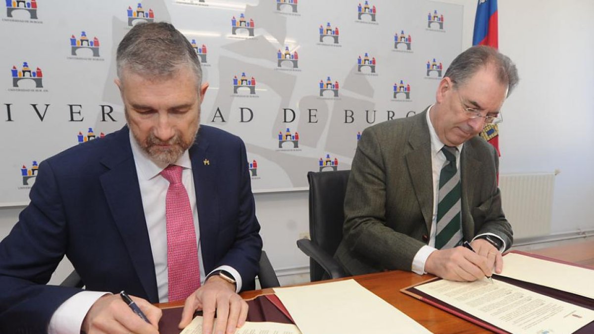 Manuel Pérez Mateos y Miguel Ángel Benavente firman el convenio de colaboración.-ISRAEL L. MURILLO