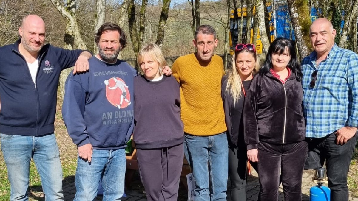 Olena, la tercera por la izquierda, posa junto a la delegación que viajó a Ucrania a por los primeros refugiados