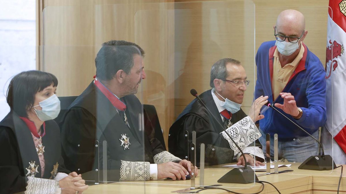 José Manuel Gago, a punto de intervenir en el acto de toma de posesión de la directiva de los procuradores. RAÚL OCHOA