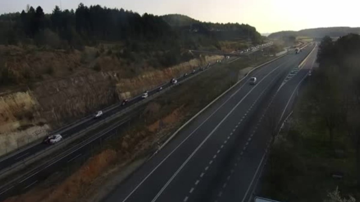 Tráfico en la N-I y AP-1a la altura de la Brújula. DGT