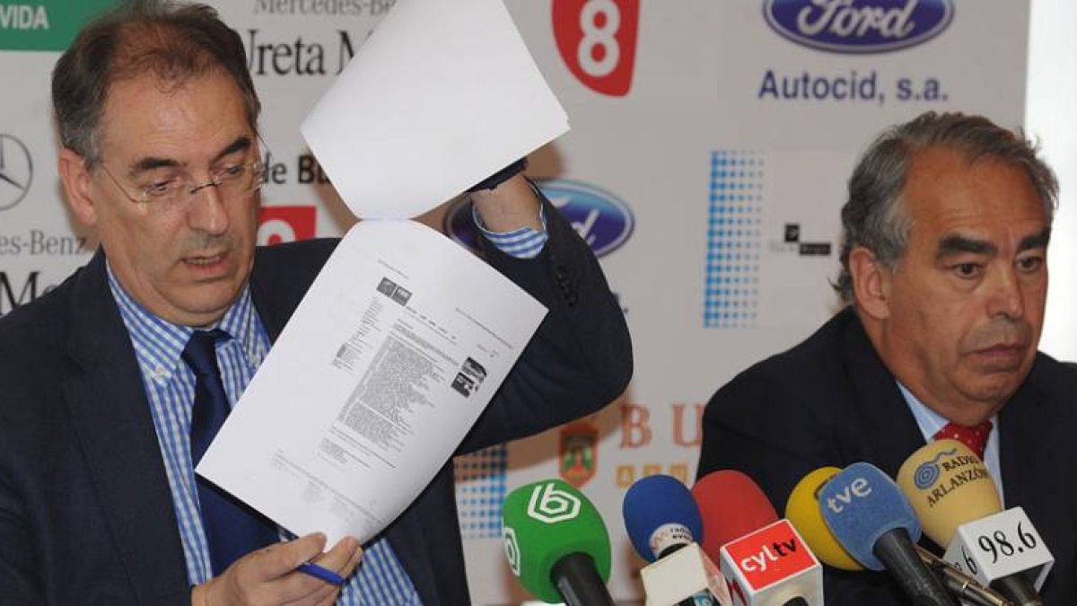 Miguel Ángel Benavente muestra parte de la documentación enviada a ACB en presencia de Fernando Andrés, ayer.-ISRAEL L. MURILLO