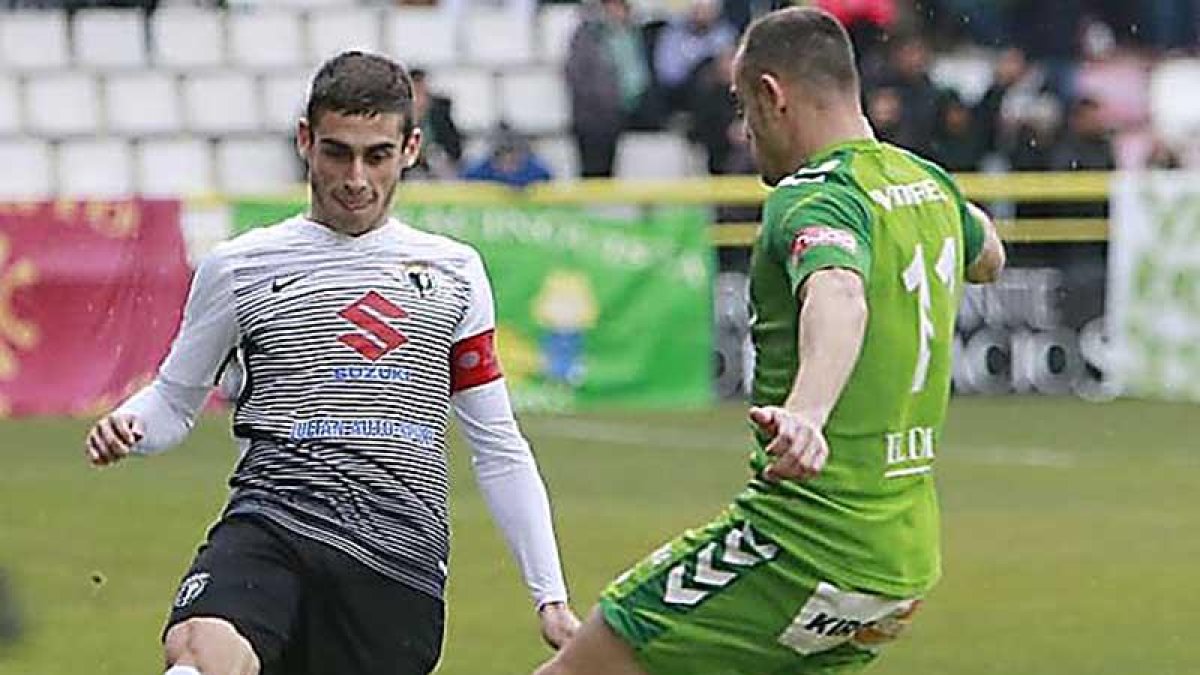 Sergio Esteban en un encuentro con la camiseta del Burgos CF.-RAÚL G. OCHOA