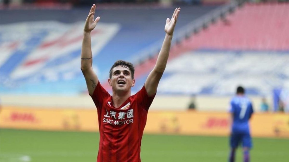 Oscar (Shanghai SIPG) celebra un gol en el derbi de Shanghai.-GETTY