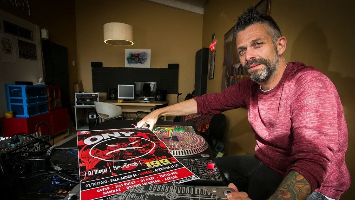 Buse Spencer muestra el cartel del concierto de Onyx, el sábado 1 de octubre, en el Andén 56. TOMÁS ALONSO