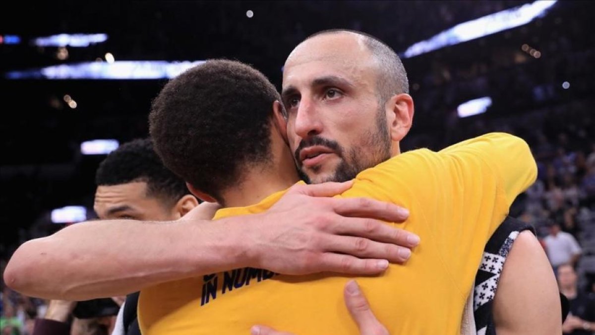 Stephen Curry abraza a Manu Ginóbili al finalizar el partido entre Golden State y San Antonio.-AFP