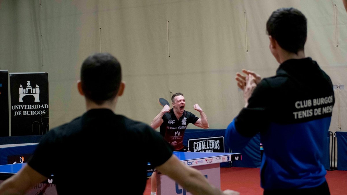 El palista esloveno celebra un punto con su banquillo. UBU-TPF