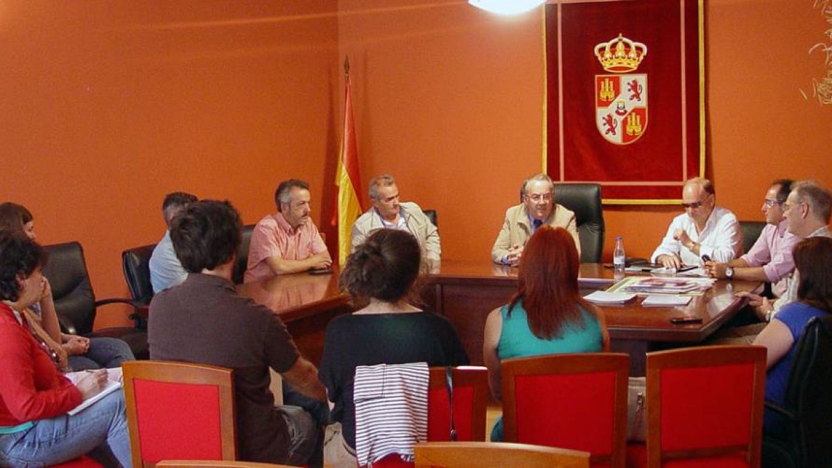 Encuentro entre el presidente de Adeco Camino (centro) con alcaldes, hosteleros y expertos en turismo.-ECB