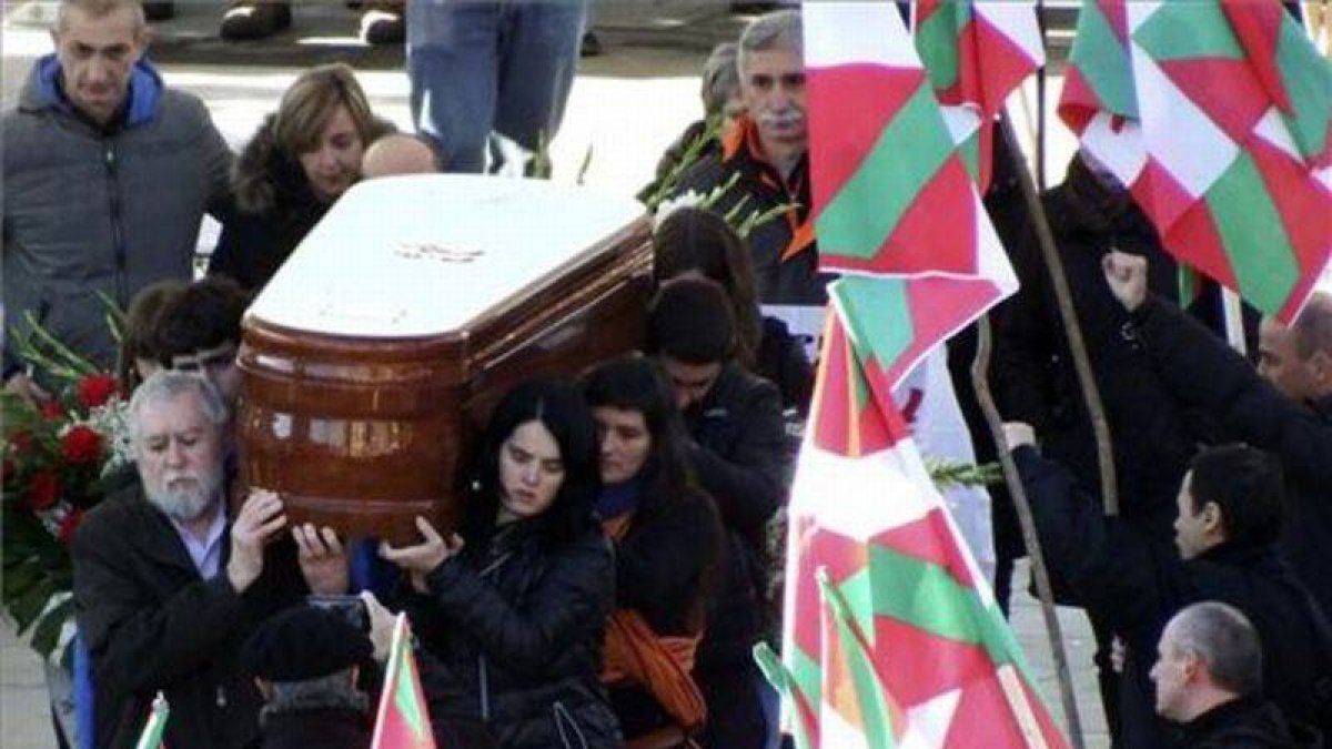 Expresos de ETA portan el féretro en el funeral de Iosu Uribetxebarria Bolinaga, este sábado, en Arrasate.-Foto: JAVIER ETXEZARRETA / EFE