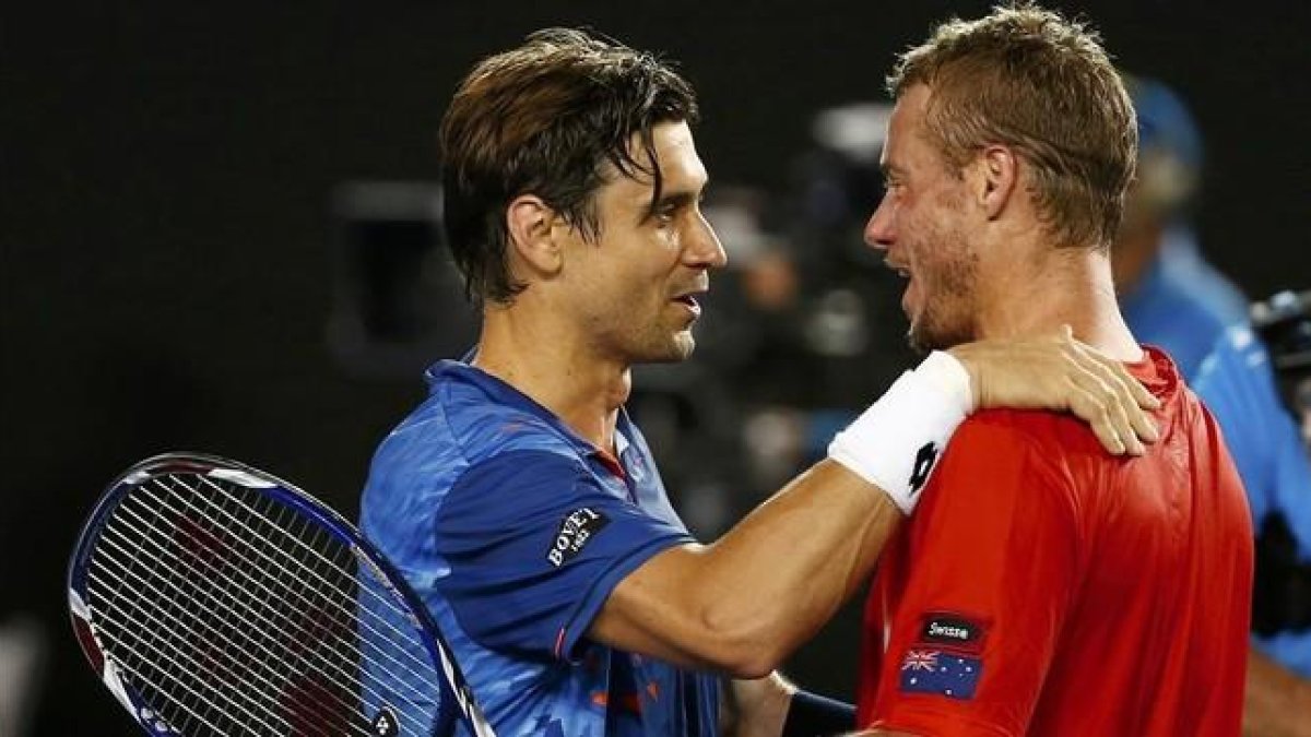 David Ferrer y Lleyton Hewitt charlan tras la conclusión del encuentro-REUTERS / THOMAS PETER