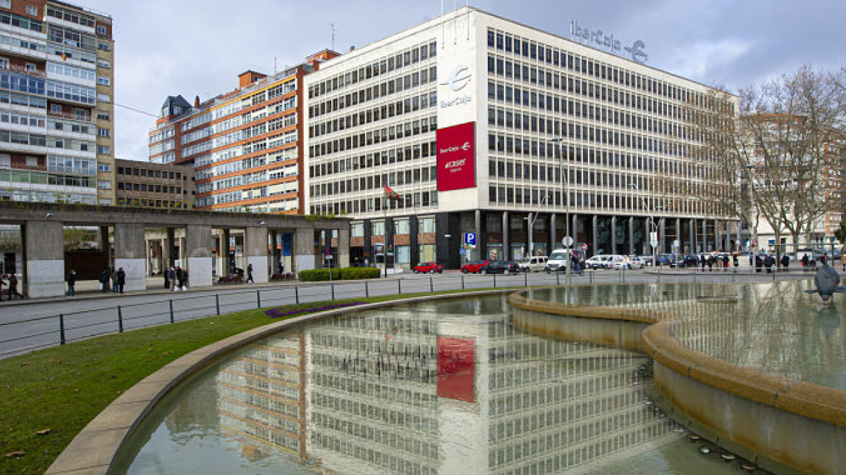 Sede de la dirección provincial territorial de Ibercaja en Burgos, en la plaza de España. / ISRAEL L. MURILLO