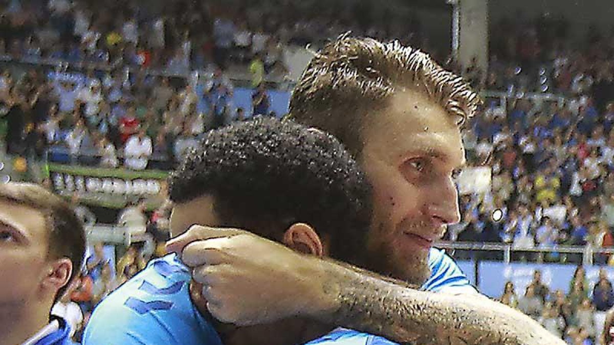 Javi Vega abraza a Jenkins tras una victoria.-RAÚL OCHOA