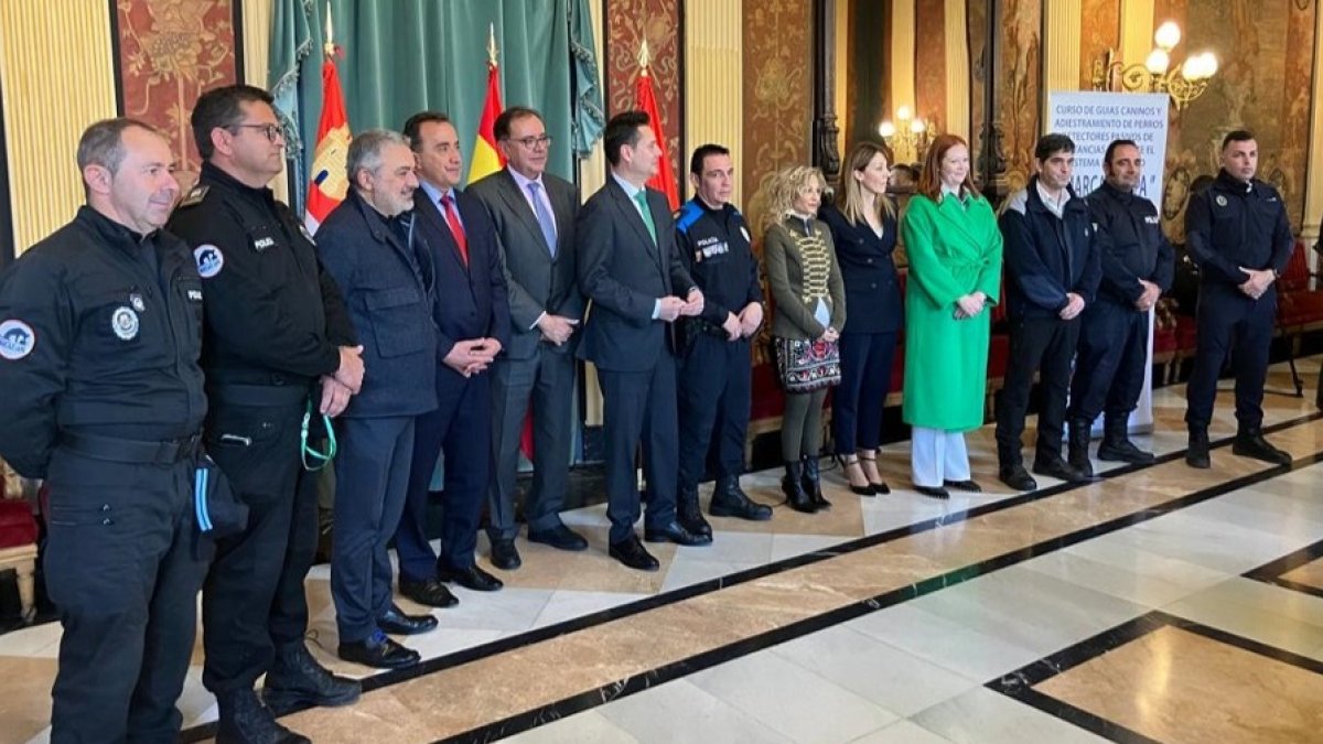 Inauguración del curso en Burgos sobre adiestramiento canino para detectar drogas en las cárceles. ECB