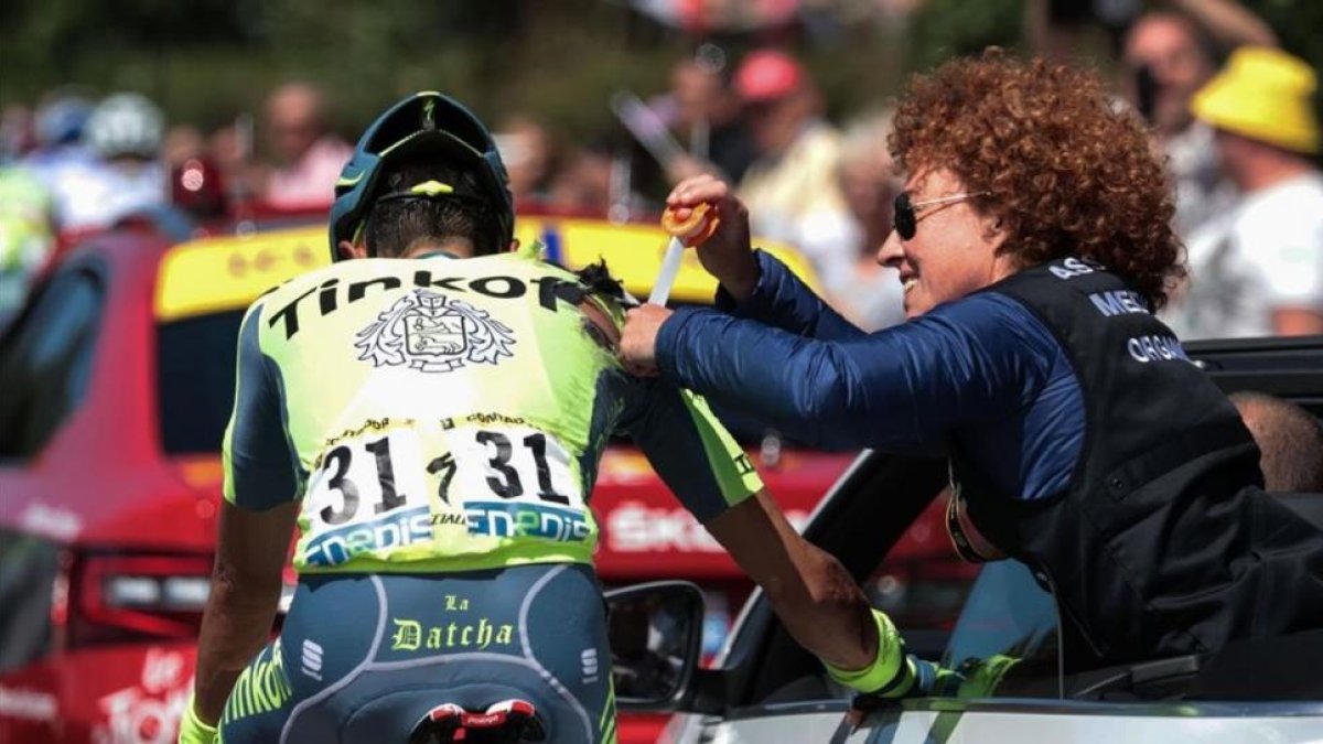 Alberto Contador, atendido por la médico del Tour, durante la primera etapa del Tour.-AFP / KENZO TRIBOUILLARD