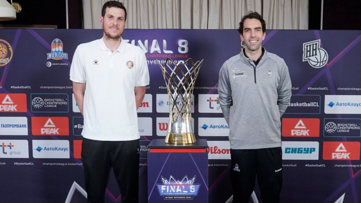 Benite, a la derecha, posa junto al trofeo con el capitán del Hapoel Holon, Guy Pnini. B. B. HOJAS / SPB