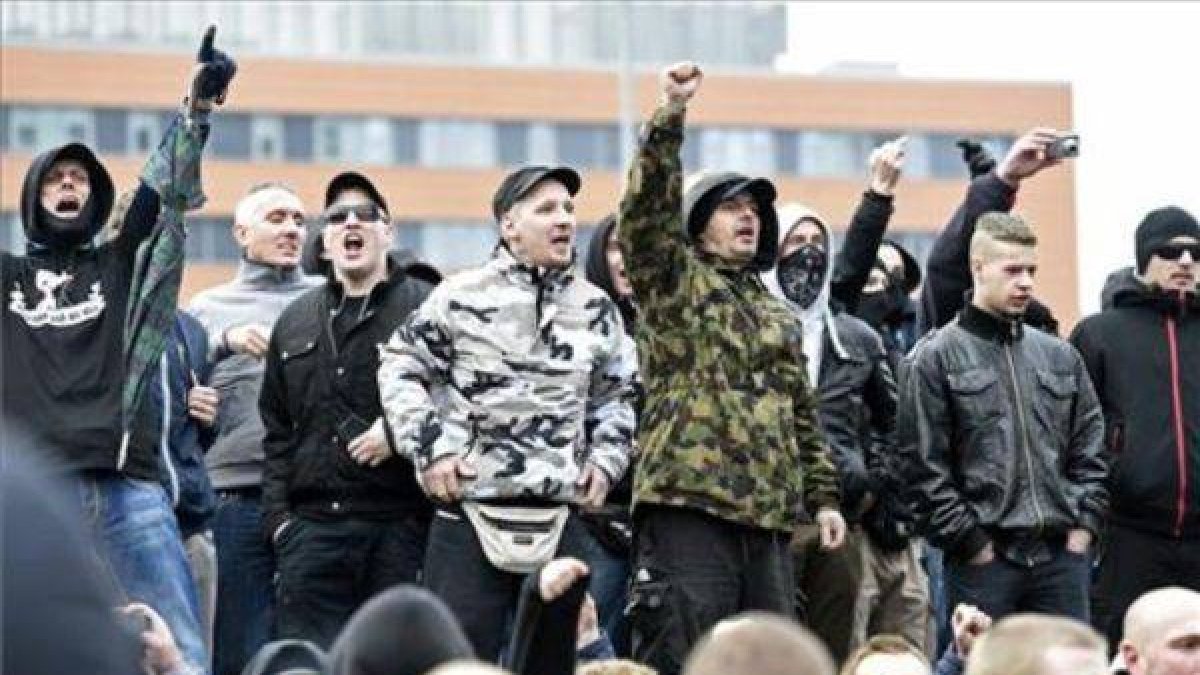 Manifestantes neonazis durante la protesta islamófoba, este sábado, en Hannover.-Foto:FABIAN BIMMER / REUTERS