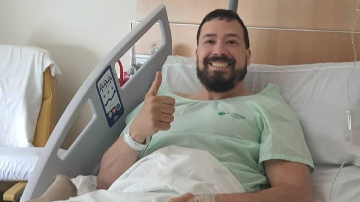 Andrés Alonso se muestra sonriente tras la operación. FOTO CEDIDA POR EL BALONMANO BURGOS
