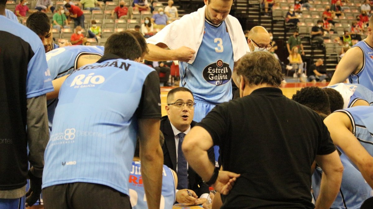 Epi se dirige a sus jugadores durante un tiempo muerto con el Breogán. TWITTER / @CBBREOGAN