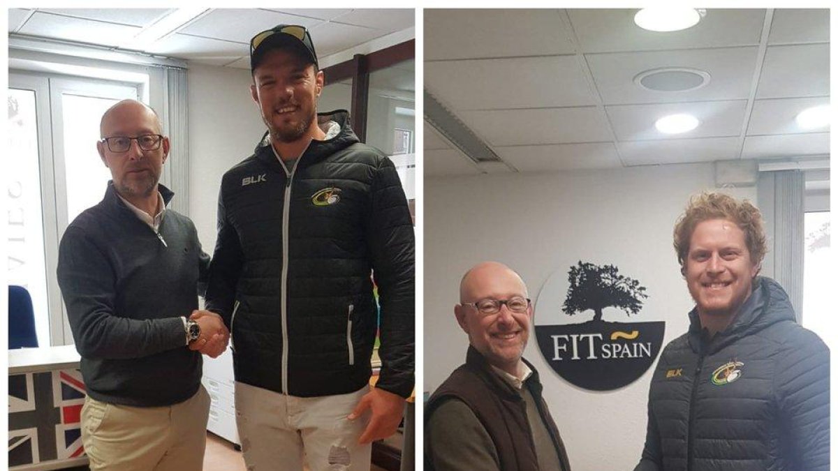 El presidente del Aparejadores RC, Iñaki Sicilia, sella el acuerdo alcanzado con Wagenaar, Snyman y Van den Berg.-TWITTER / @RUGBYAPAREJOS