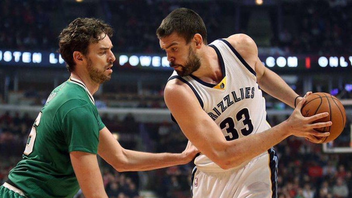 Marc Gasol trata de avanzar con el balón ante su hermano Pau, en el partido que ha enfrentado a los Grizzlies y los Bulls en Chicago.-Foto: USA TODAY / CAYLOR ARNOLD