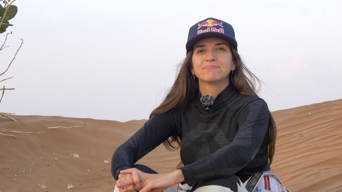 Cristina Gutiérrez posa en el desierto de Dubai durante la semana de test que realizó con el que será su  vehículo en el Dakar 2021. ECB