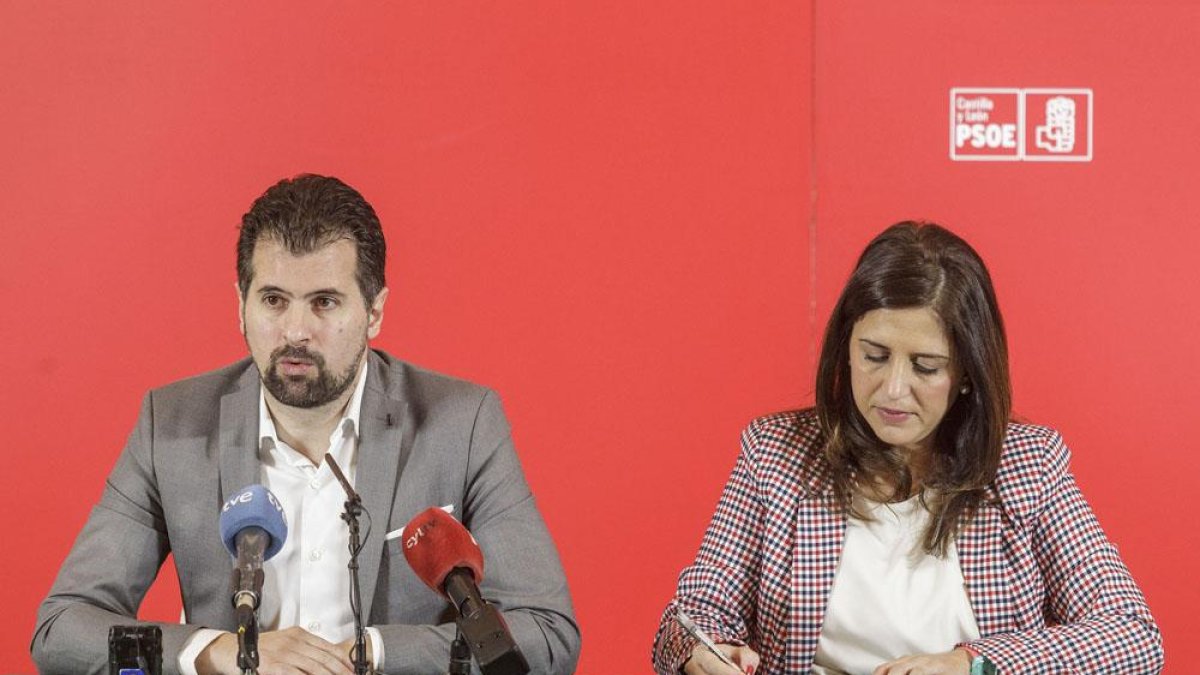 Tudanca, junto a la secretaria provincial del PSOE de Burgos,Esther Peña-SANTI OTERO