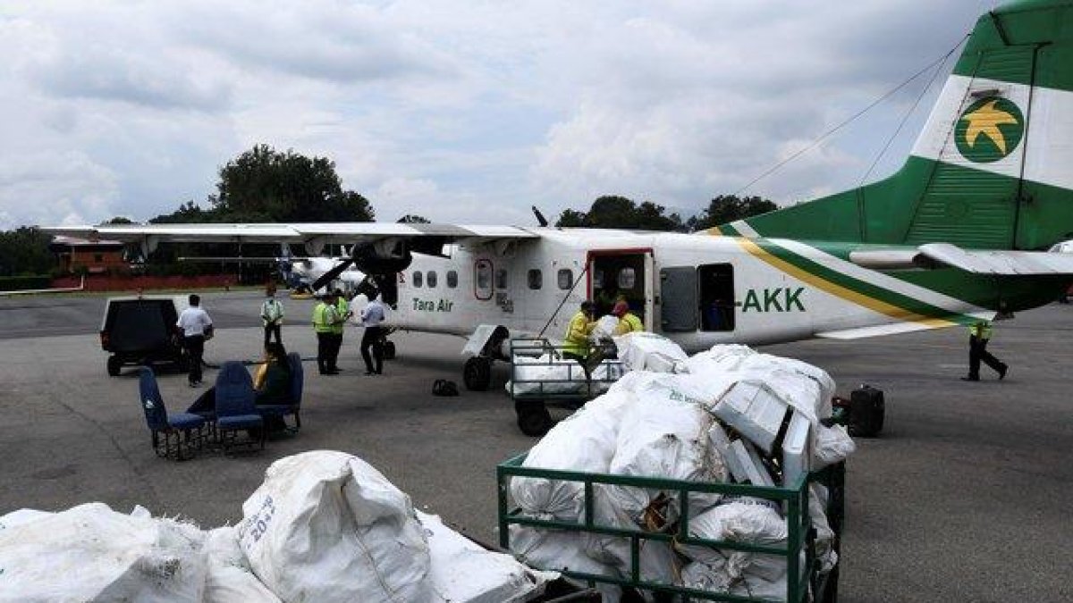 Los deshechos del Everest son transladados en aviones a plantas de tratamiento de basura.-AFP