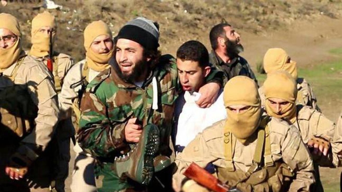 Yihadistas exhiben al piloto jordano capturado, en una imagen difundida por el Estado Islámico.-Foto: AFP
