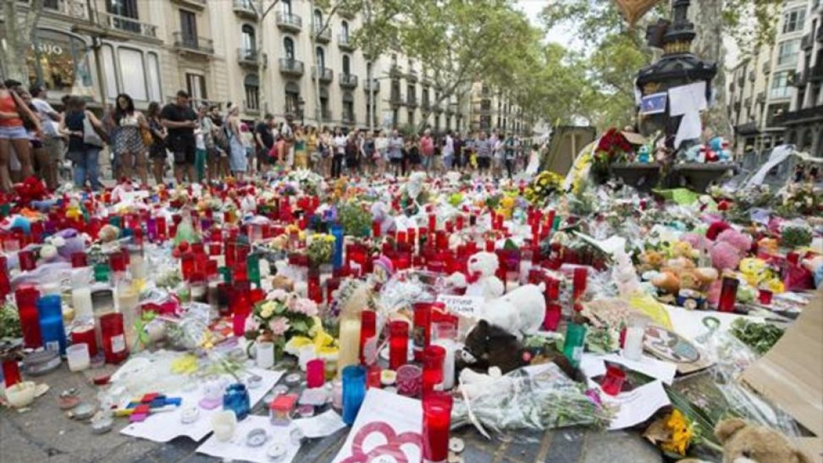 Velas y mensajes en recuerdo de las víctimas del 17-A en la Rambla-JORDI COTRINA