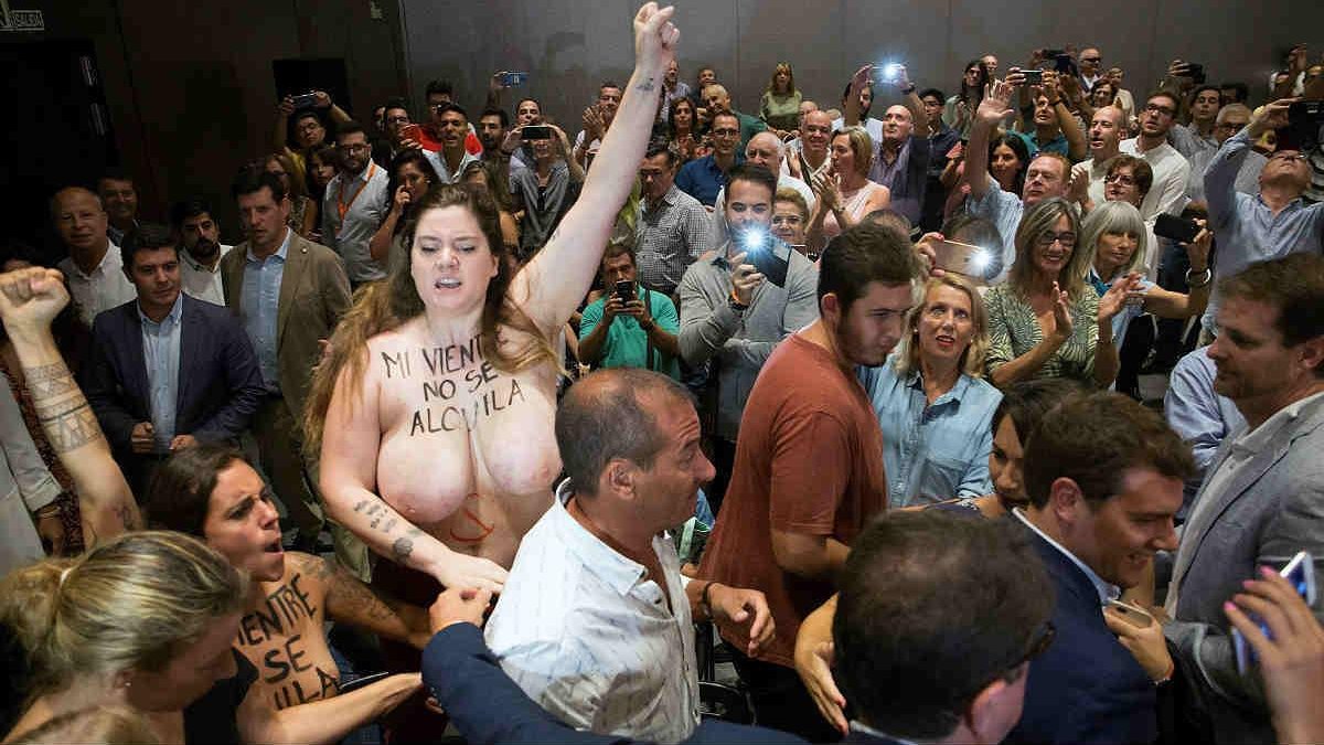 Activistas de Femen increpan a Albert Rivera a propósito de la gestación subrogada.-EFE