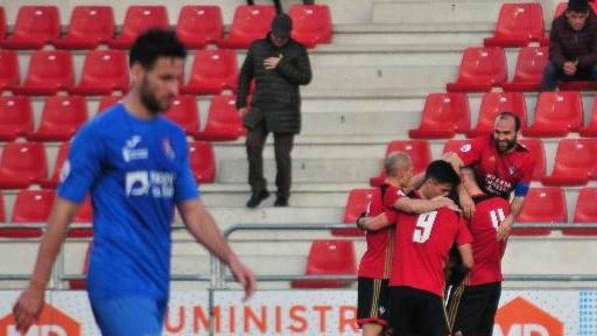 Los jugadores del Mirandés celebran un gol.-JOSÉ ESTEBAN EGURROLA