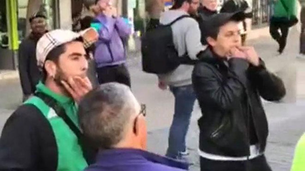 Candidatos de Cs son recibidos en Lavapiés con pitos y gritos de fascistas.-