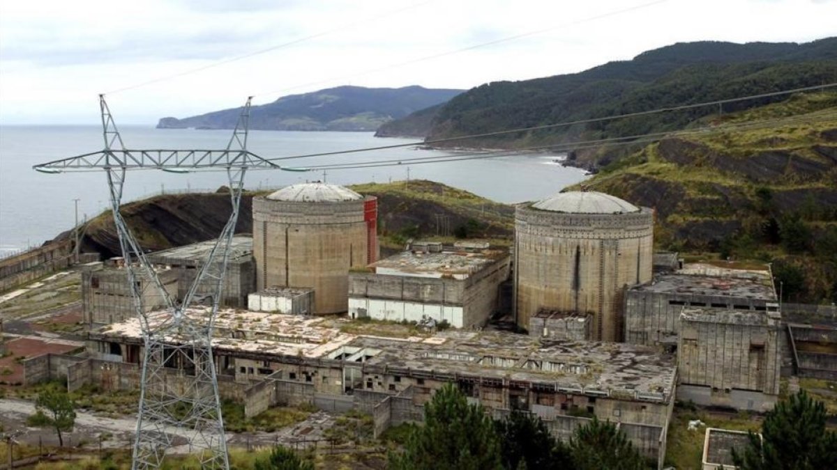 Aspecto actual de la central nuclear de Lemóniz o Lemoiz, en Vizcaya. Ni llegó a funcionar ni nunca fue desmantelada.-/ LUIS TEJIDO (EFE)