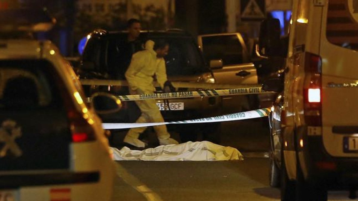 Dos mujeres han fallecido hoy en Lliria (Valencia) por arma de fuego en la calle Duque de Lliria, en un suceso que según ha indicado a EFE el alcalde de la localidad, podría tratarse de un crimen de violencia machista. EFE/Juan Carlos Cárdenas-Juan Carlos Cardenas / EFE