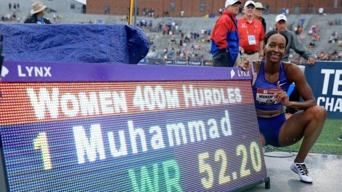 La atleta norteamericana posa con el récord mundial conseguido en Iowa.-