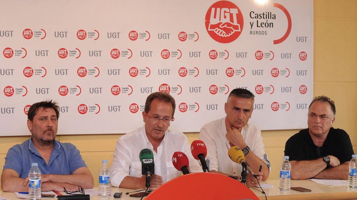 Representantes del comité de empresa de Nuclenor durante su valoración del cierre de Garoña.-ISRAEL L. MURILLO